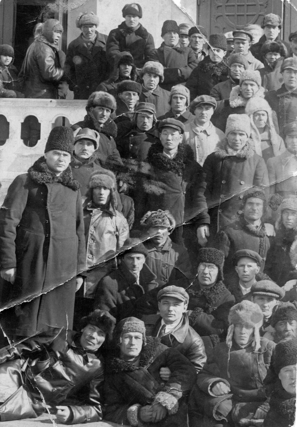 Н.З. Коляда с партизанами Дальнего Востока. Стоит слева